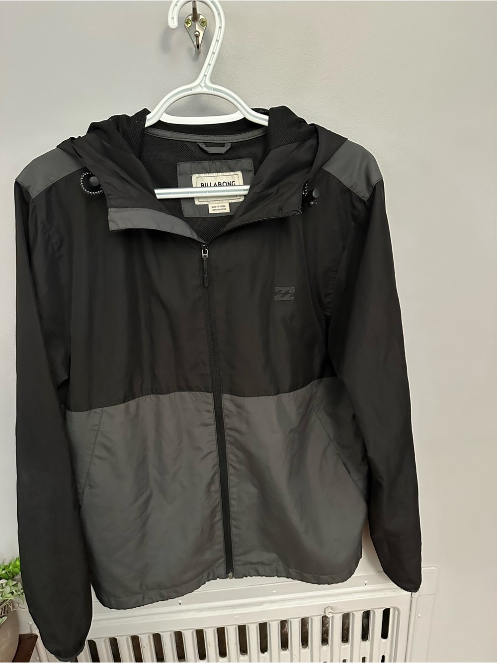 Billabong Men's Black and Gray Two-Tone Hooded Windbreaker